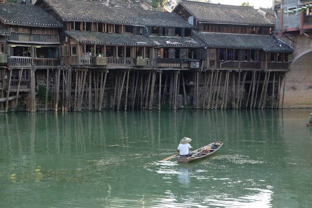 舞台劇《翠翠》以獨特的湘西水鄉風土人情作背景。