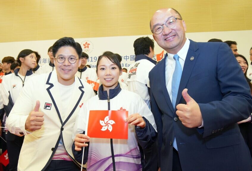 賽馬會公司事務執行總監譚志源（右）為出賽杭州亞運的中國香港代表打氣，左為霍啟剛，中為劉慕裳。（港心事Facebook）