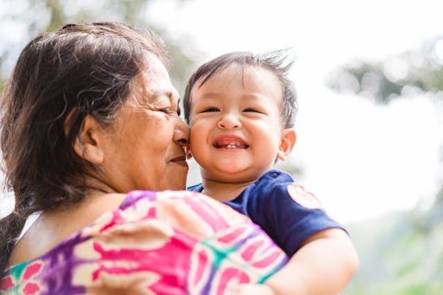 試過有趟，可愛的大乖孫見到我出現，就跟爸爸說「要跟婆婆玩」。（Shutterstock）