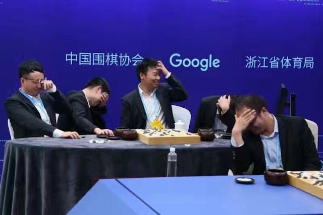 谷歌的AlphaGo三連勝圍棋棋王柯潔，我們才意識到人工智能不但在邏輯思維上比人類優勝，而且在戰略創新上也可擊敗人類。（DeepMind影片）