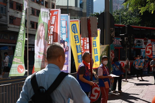 今次區選缺乏針鋒相對的選舉論壇，選民對候選人的政綱感到困惑。（亞新社）