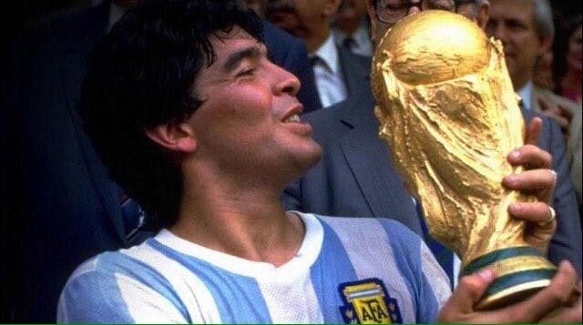 1986年，阿根廷贏得世界盃，馬勒當拿手捧雷米金盃，激動不已。（Diego Maradona twitter）