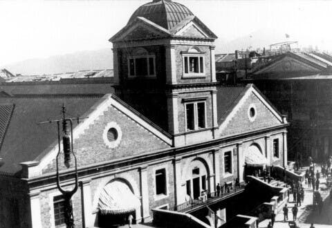 第3代中環街市於1889年開始興建，1895年落成。大樓由兩座兩層高、中間相連的建築物組成。（中環街市網頁圖片）