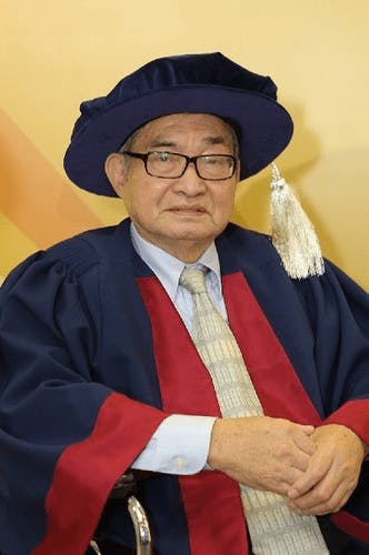 2013年獲頒香港大學名譽大學院士，表彰發叔對香港大學和學生會的畢生貢獻。（香港大學圖片）