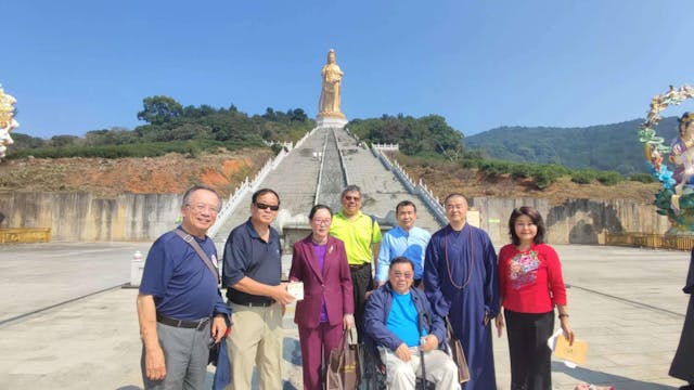 毛邦杰（右三）、朗明法師（右二）、王靖嫻居士（左三）、戴錡（左二）、尹集憲（左一）、廖書蘭（右一）、李正斌（後右一）、黃先生（後左一）。