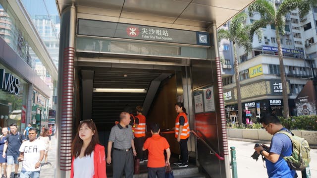 港鐵職員通知市民車站即將關閉。