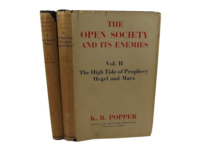 Karl Popper的《The Open Society and Its Enemies》是筆者讀得最多次數的一本書，看了三次，奠定了筆者的人生價值、社會發展史觀及科學方法觀等。（網絡圖片）