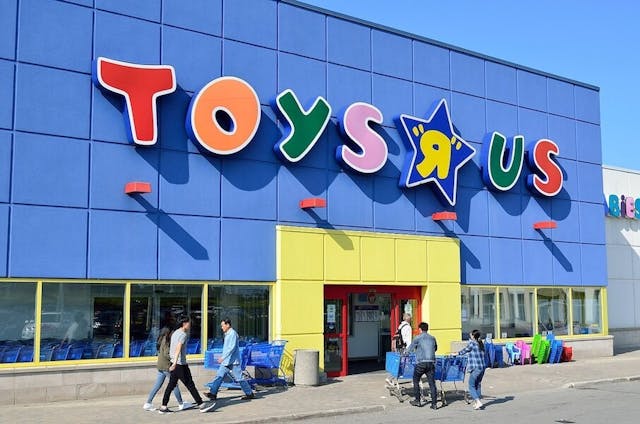 「玩具反斗城」的原名是 &ldquo;Toys &#039;R&#039; Us&rdquo; ，意思是他們以玩具零售（Retail）為業務重點，這就是名字中&ldquo;R&rdquo;的意思。（Wikimedia Commons）