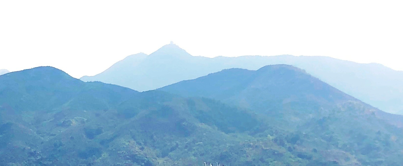 在山頂極目遠眺，可見山巒起伏。