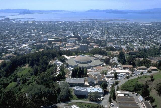 從羅倫斯柏克萊國家實驗室眺望柏克萊校園一景（Office of the Vice Chancellor for Research, UC Berkeley）