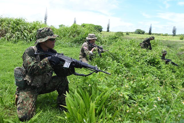 日本自衛隊將參與在澳洲舉行的大規模國際軍演，圖為隊員在本土的演練情況。（JSDF facebook圖片）