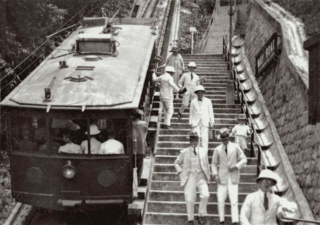 1920年代夏天，於梅道纜車分站下車的洋人。