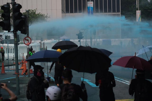 警方出動水炮車驅散示威者。