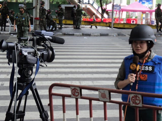 2010年泰政府出動軍隊清場，作者做現場直播。