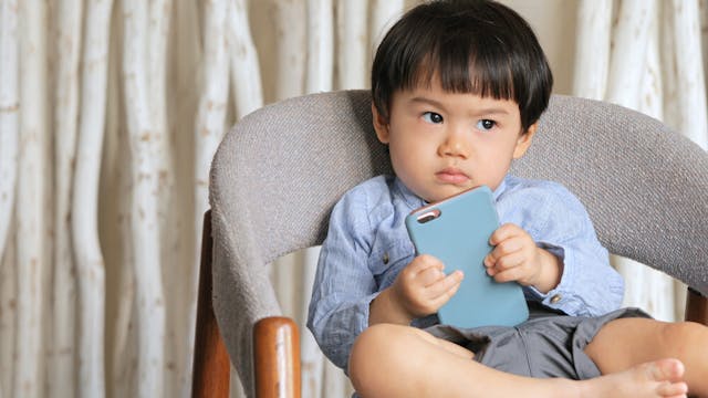 父母出於無私的愛才心甘情願把一切好東西都給孩子，但孩子若有自我中心的表現，就需要糾正。（shutterstock）