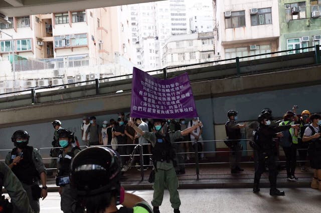 警方首次在《港區國安法》生效後，舉起寫有相關警告內容的紫色旗幟。