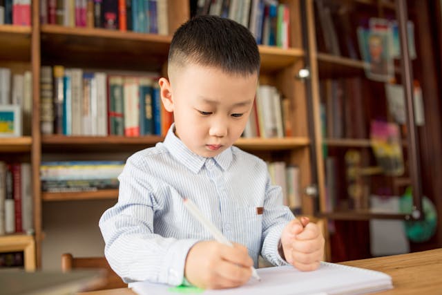 讀課外書的目的，應該不在乎一份讀書報告。（Shutterstock）