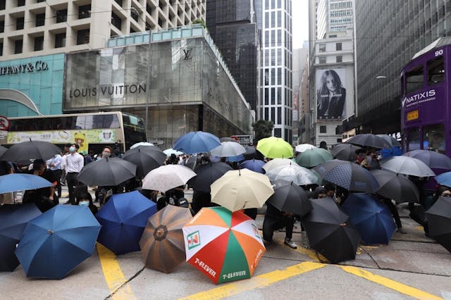 示威者布雨傘陣。