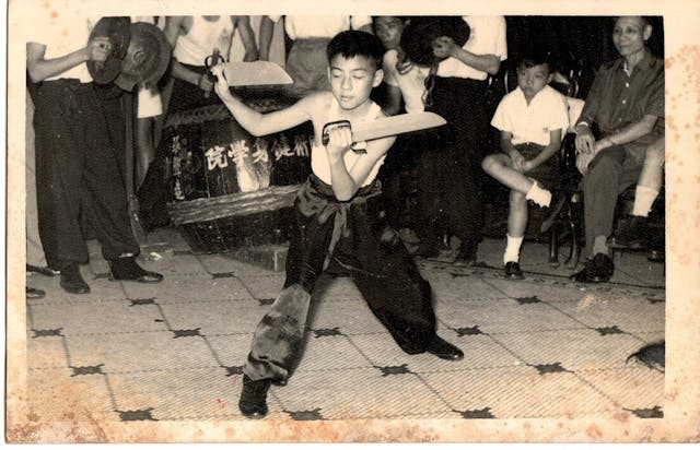 何志平10歲習洪拳，舞着蝴蝶雙刀。（受訪者提供圖片）