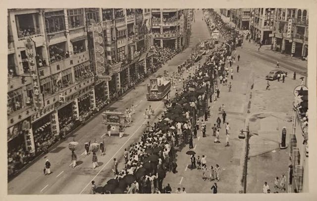 1953年香港慶祝女皇加冕舉行花車巡遊，圖為巡遊隊伍經過灣仔。