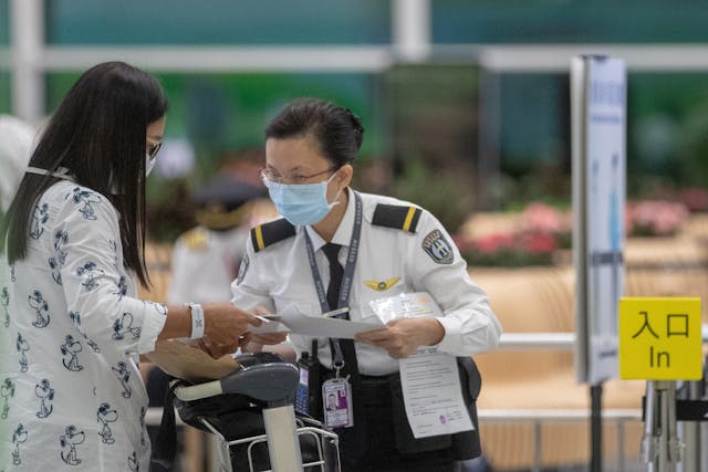 馬時亨曾聽很多朋友投訴在外地來/回港時，需要在機場逗留超過4小時，認為情況絕不理想。（亞新社）