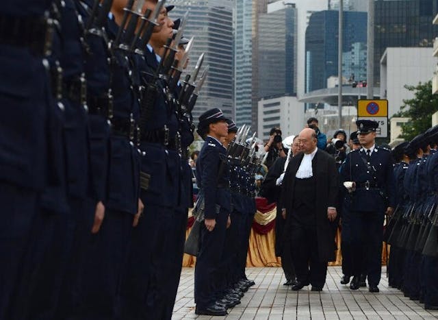 馬道立於愛丁堡廣場檢閱香港警察儀仗隊。