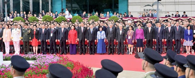 李家超（前排左十）及其夫人（前排右十）和3位前任行政長官曾蔭權（前排右八）、梁振英（前排左九）、林鄭月娥（前排右六）均出席升旗儀式。