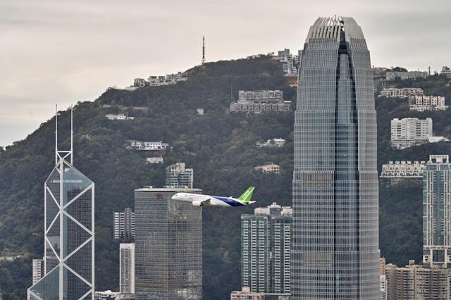 去年12月16日，國產C191大飛機訪港，圖為C191飛越維港的雄姿。（政府新聞處）