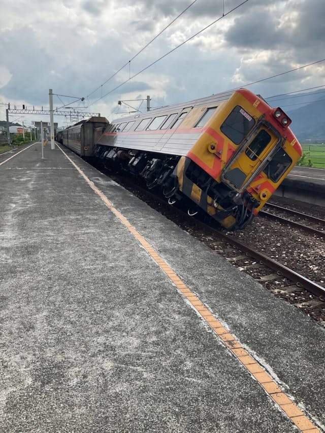 列車也在地震中傾側。（Facebook圖片）