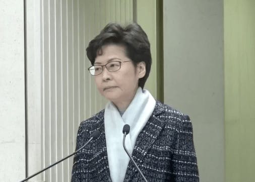 林鄭月娥指出，目前全球口罩、消毒用品等供應緊張，港府全球搜購工作不太成功，所以政府須謹慎使用口罩。（香港電台新聞截圖）