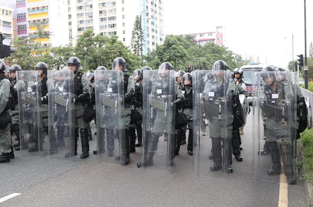 警察在源禾路戒備。