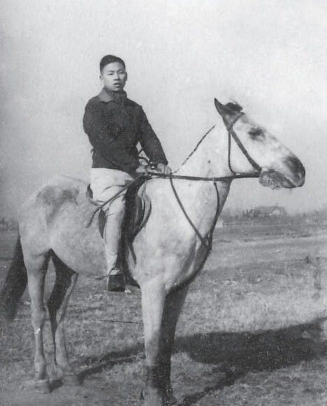 胡法光喜歡運動，騎馬也是至愛。（《胡法光傳奇一生》圖片）