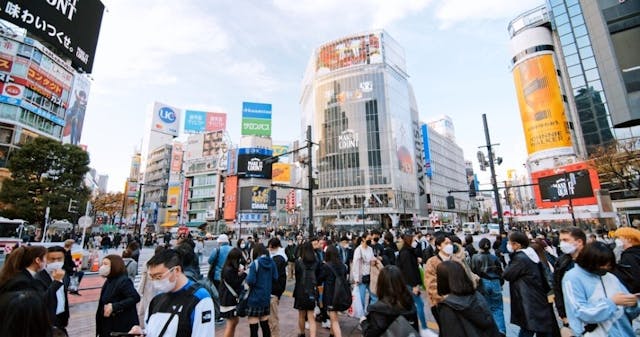 日本經濟收縮幅度超過最初估計，這項結果凸顯了該國疫情後復甦的脆弱性修訂後的結果證實，由於海外經濟放緩和黏性通脹拖累國內消費，日本從疫情中復甦的經濟正失去動力。（Shutterstock）