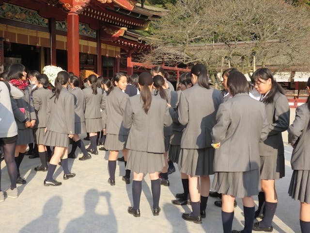 在神社前列隊參拜的女學生。