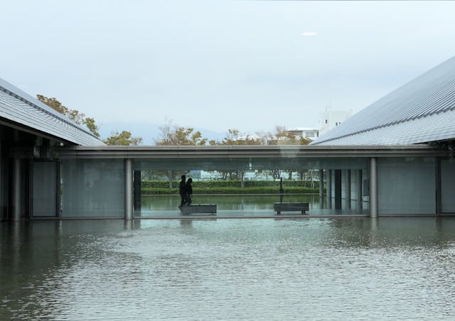 圖五：佐川美術館内景，如在水中。