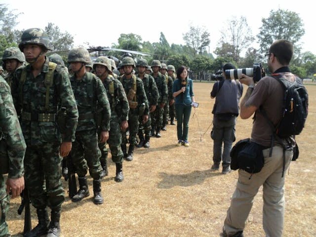 2010年泰政府出動軍隊清場，作者進入軍營採訪。