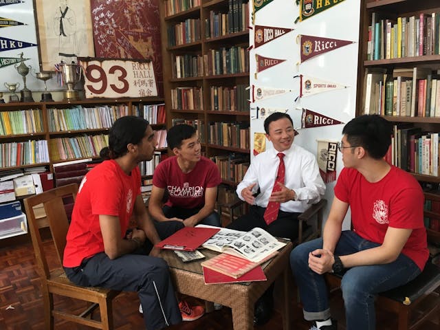 三位利瑪竇宿舍宿生（左至右）成柏瑞、趙晉輝和羅俊彥，與港大新任校長張翔教授親切交談。