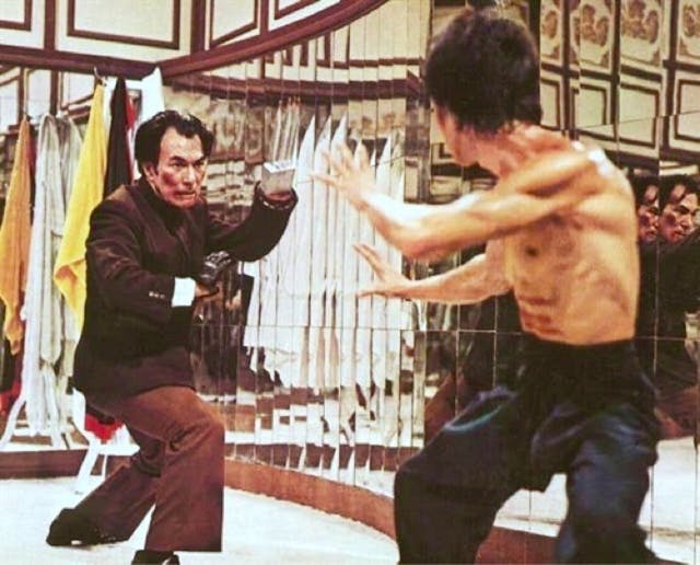 李小龍的對手（石堅飾演），實為一個類傅滿州型人物，旨在突顯現代中國性的腐敗兇險且不脫封建。（電影劇照）