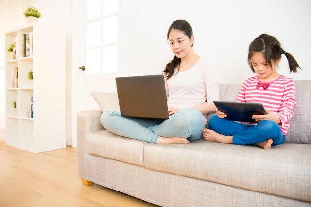 孩子是看着父母的背影長大，每個孩子都是研究父母的專家。（Shutterstock）