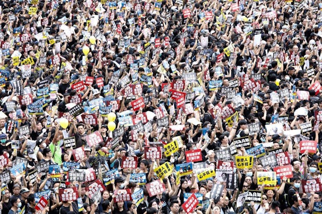 8月18日，香港反對派在維多利亞公園舉行集會，主辦方民陣聲稱參加者有170萬人，警方表示最高峰人數為12.8萬人。（亞新社）