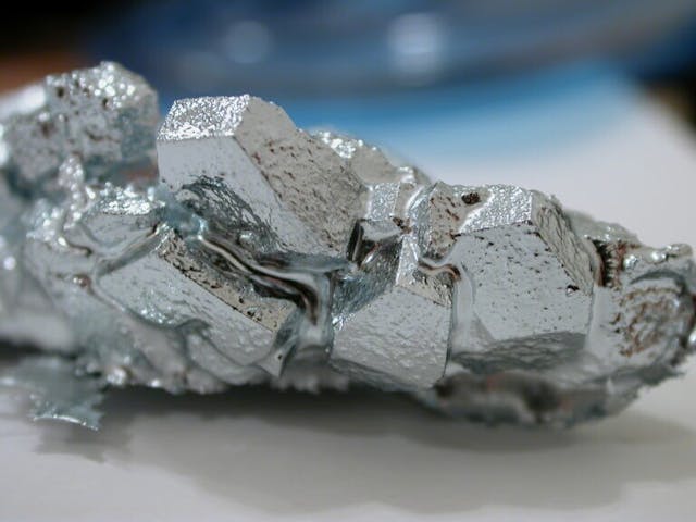 稀土金屬元素鎵（Gallium）於1875年由法國科學家發現。2023年7月，中國宣布管制鎵、鍺出口，被視為反制美國及其盟友對中國科技圍堵的舉措。（Wikimedia Commons）