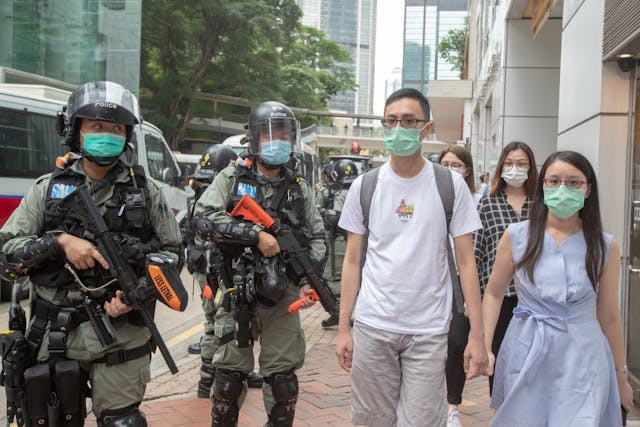 單靠警察解決不了政治問題，反因其鎮暴行動，產生新的對峙衝突。（亞新社）