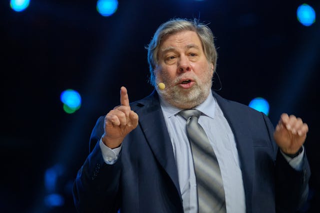 今年3月，馬斯克和蘋果的共同創辦人史提夫&middot;沃茲尼克（Steve Wozniak）等科技界重磅人物在一封公開信中，要求社會暫緩開發更先進的AI技術。（Shutterstock）