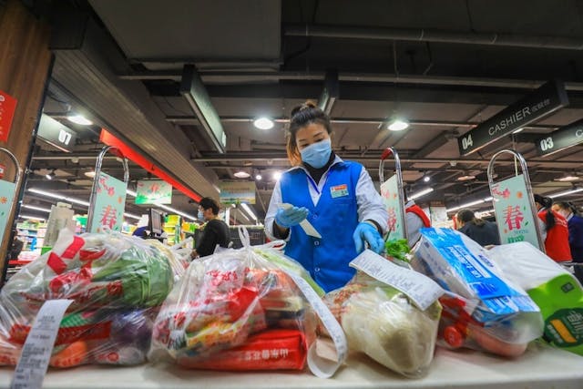 過去10年，中國CPI年均漲幅都在2%左右，而且波動幅度較小。（Shutterstock）