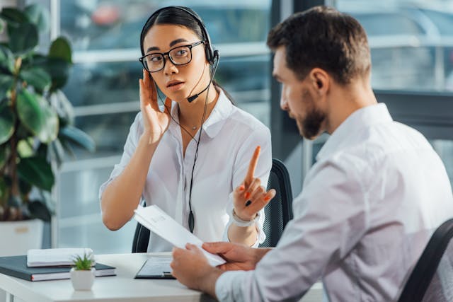 小心媒體在轉播或者翻譯消息和觀點時做了手腳。（Shutterstock）