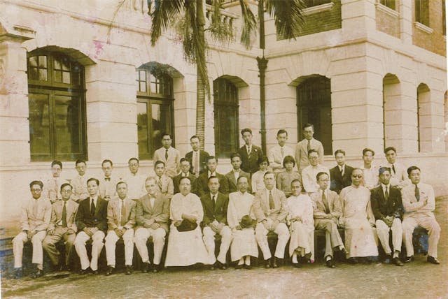 1931年，曾任北京大學校長的中國著名教育家蔡元培教授應香港大學中文學會的邀請，在港大大禮堂作公開演講。圖片為蔡元培與中文學院師生合影，前排左八為蔡元培，左七為馮秉芬。（香港大學中文學院圖片）