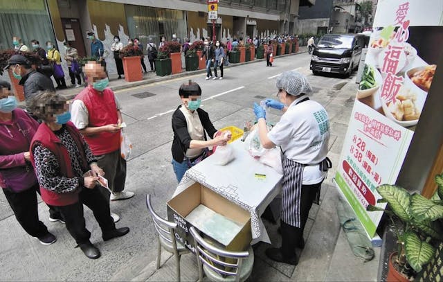 銀杏館為應愈來愈多的弱勢社群溫飽的需要，每日中午無間地派發飯盒及防疫湯水，有些有心人士更捐贈水果及防疫用品。