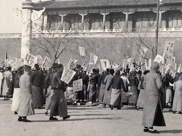 1919年5月4日北京爆發五四運動，大批學生到天安門前抗議巴黎和會把山東權益交給日本。（杜克大學甘博照片集藏，翻攝自「動與醒─五四新文化運動」展覽。）