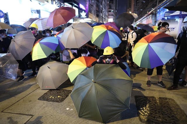 示威者建雨傘陣。