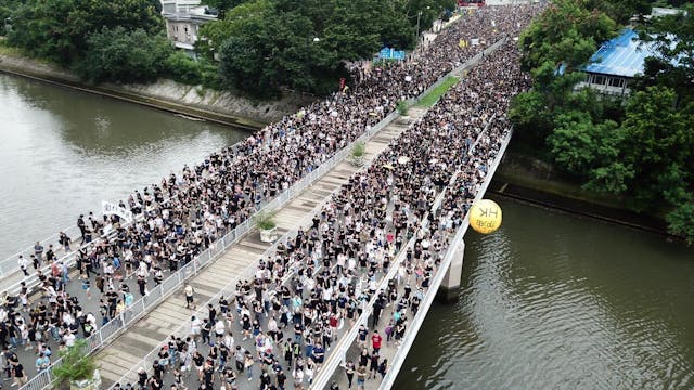 有遊行人士把寫上「香港加油」的大汽球扔進城門河。